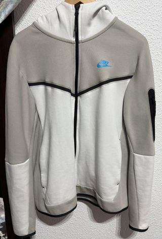Chaqueta Nike Tech Fleece Gris y Blanca