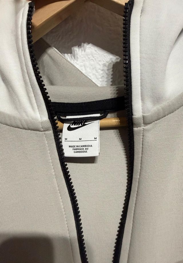 Chaqueta Nike Tech Fleece Gris y Blanca