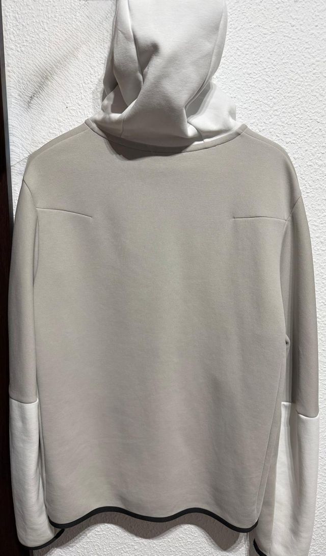 Chaqueta Nike Tech Fleece Gris y Blanca