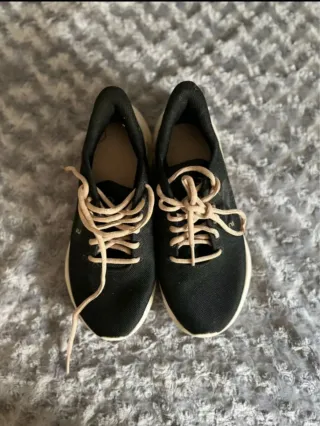 Zapatillas deportivas negras y beige