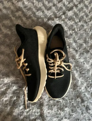 Zapatillas deportivas negras y beige