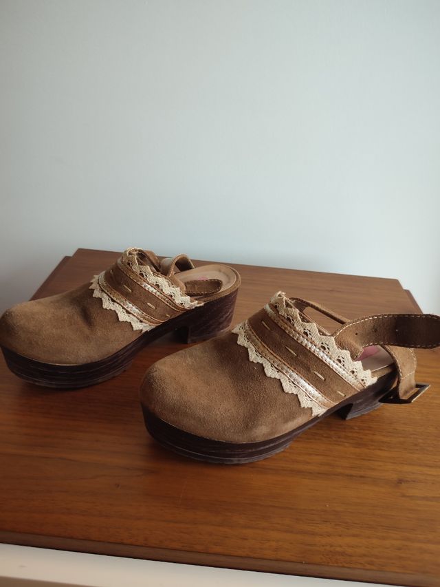 Socas/Tamancas Castanhas com Renda