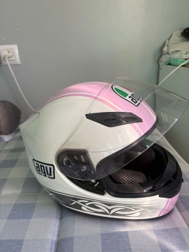 Casco AGV rosa y blanco