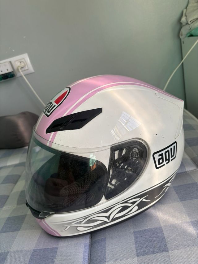 Casco AGV rosa y blanco