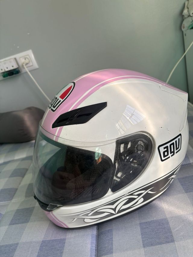 Casco AGV rosa y blanco
