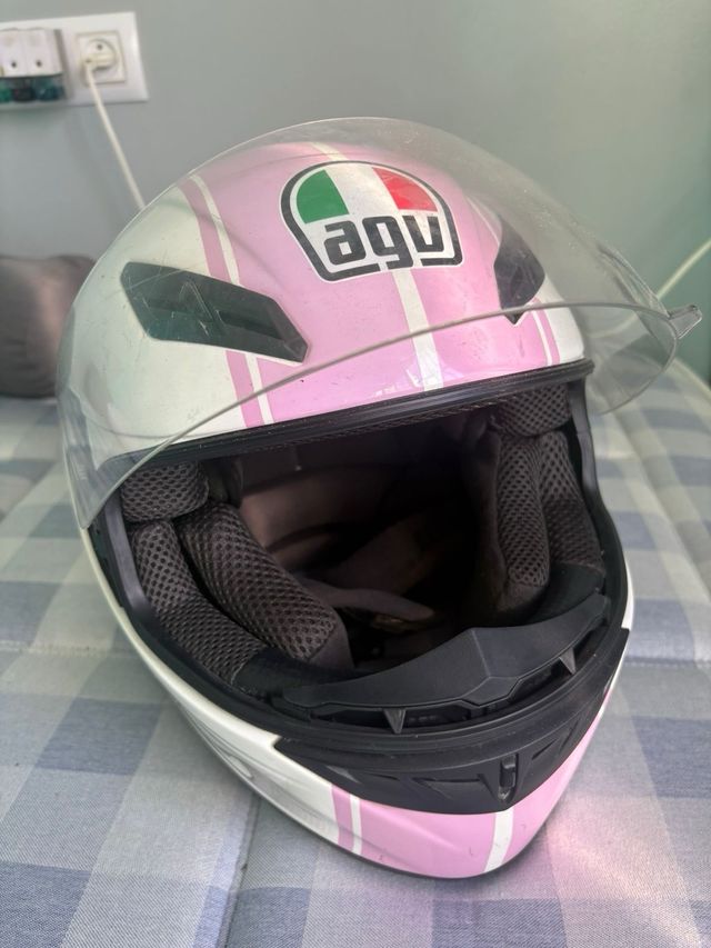 Casco AGV rosa y blanco
