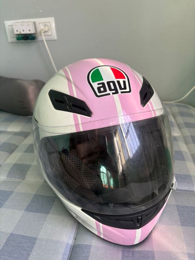 Casco AGV rosa y blanco