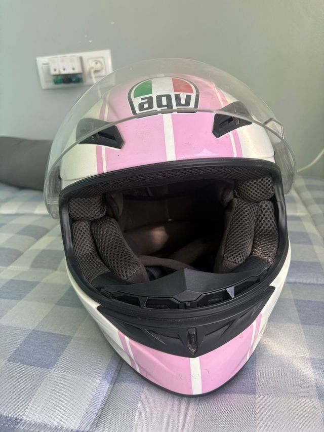 Casco AGV rosa y blanco