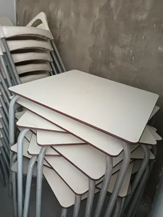 Tavoli da terrazza in metallo e plastica
