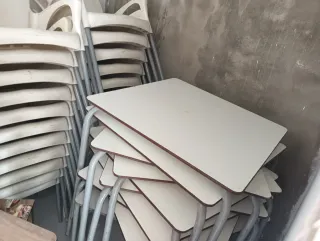Tavoli da terrazza in metallo e plastica