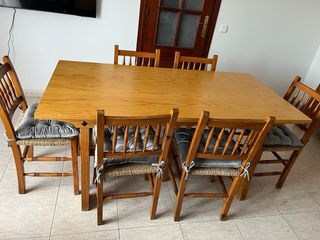 Mesa de madera con 6 sillas