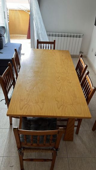 Mesa de madera con 6 sillas
