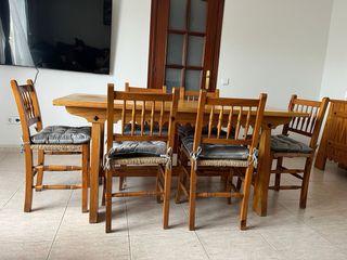 Mesa de madera con 6 sillas