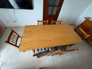 Mesa de madera con 6 sillas
