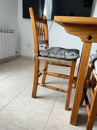Mesa de madera con 6 sillas