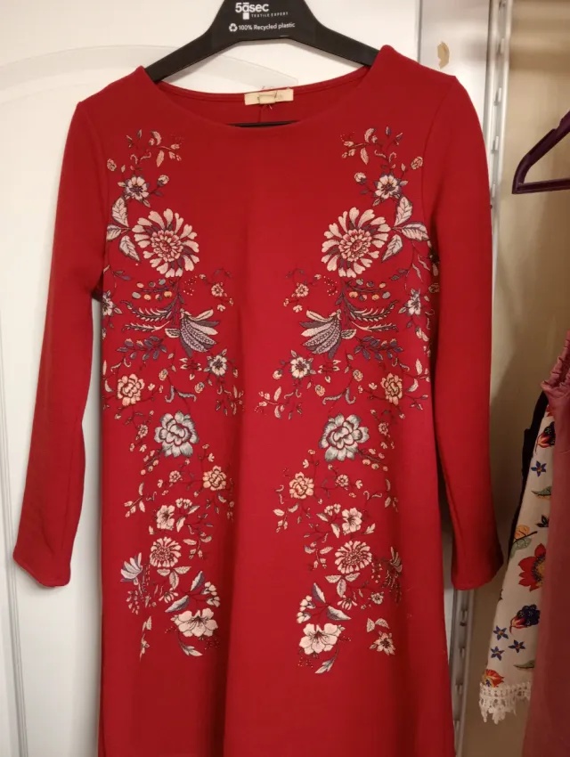 Vestido rojo flores entretiempo