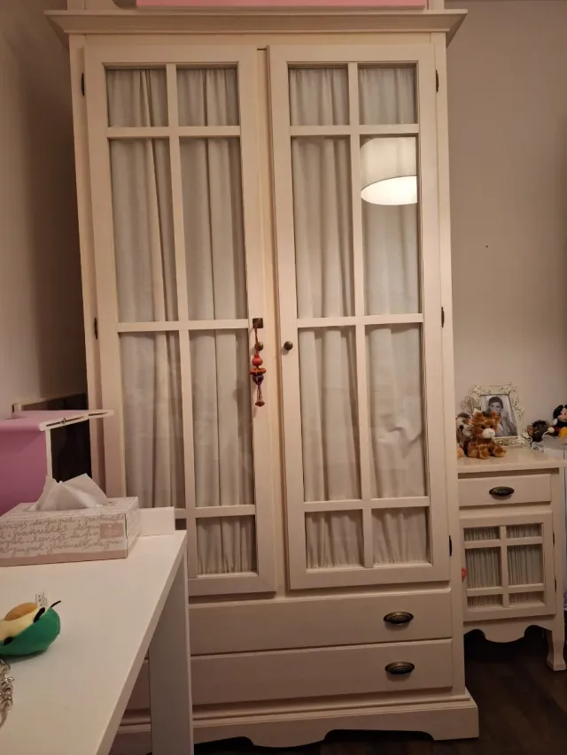 Armario de madera y cristal beige