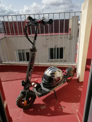 Patinete Eléctrico con Casco