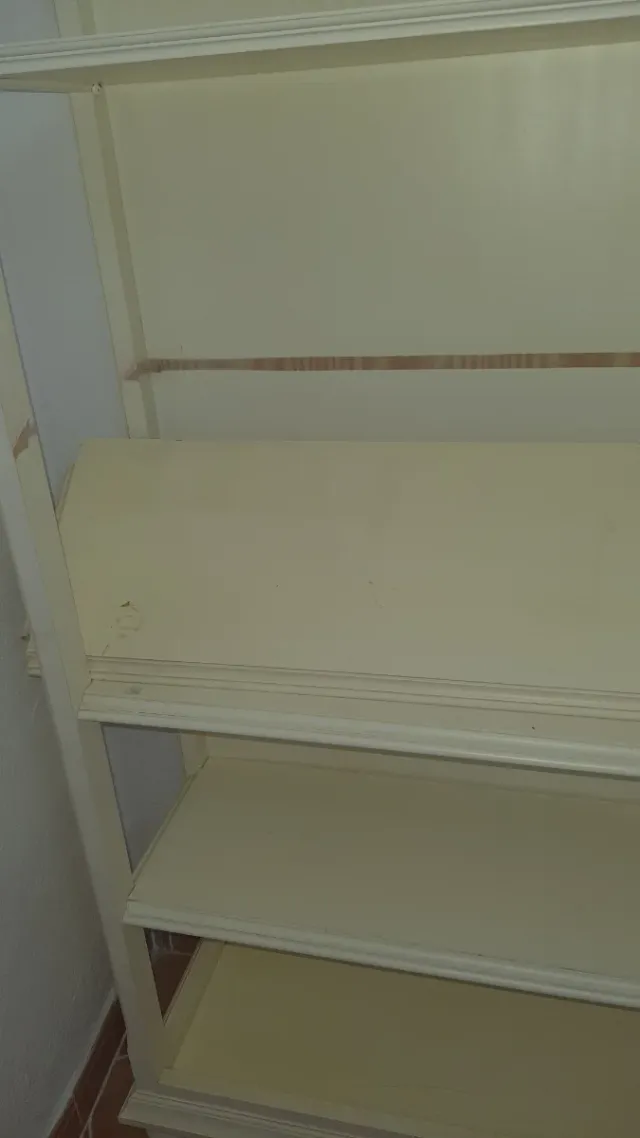 Estantería de madera color beige