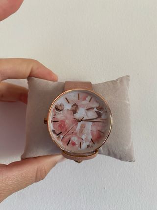 Reloj de mujer con flores doradas y rosas