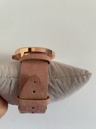 Reloj de mujer con flores doradas y rosas