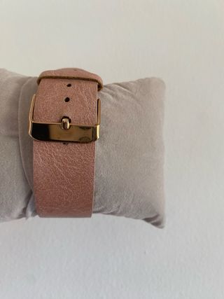 Reloj de mujer con flores doradas y rosas