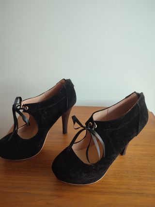 Sapatos pretos com atacadores