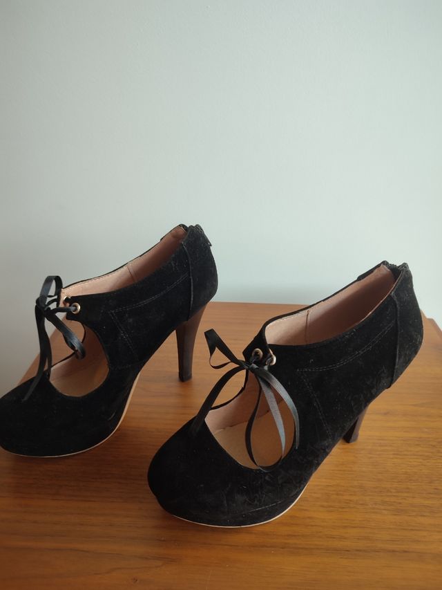 Sapatos pretos com atacadores