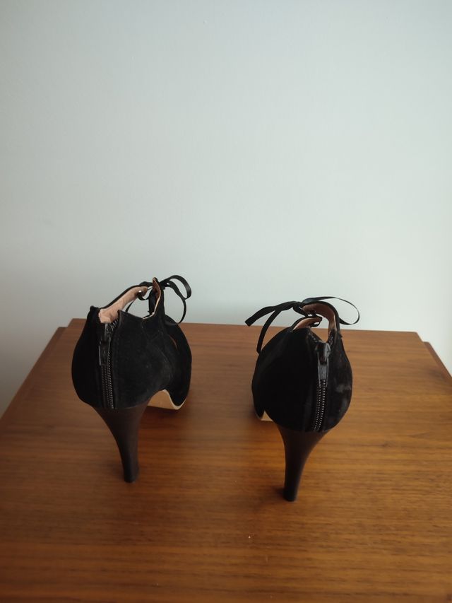 Sapatos pretos com atacadores