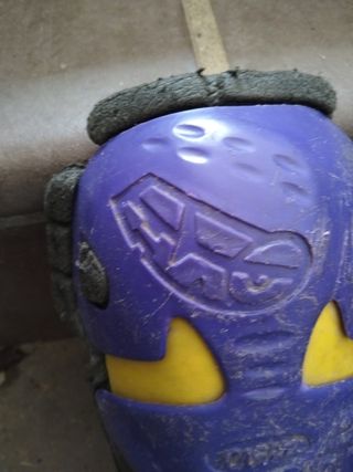 Espinilleras de moto moradas marca AXO