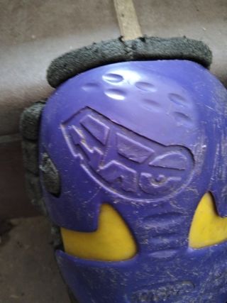 Espinilleras de moto moradas marca AXO