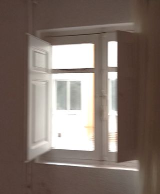 VENTANA DE MADERA CON PORTONES/CONTRAVENTANAS