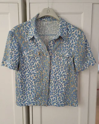Chaqueta diseño animal azul blanco y beige 