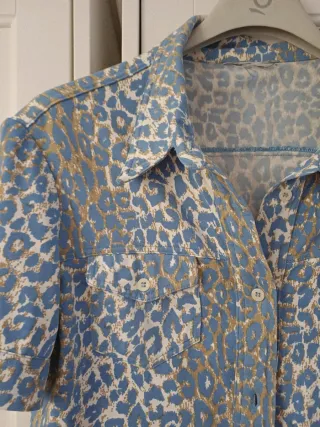 Chaqueta diseño animal azul blanco y beige 
