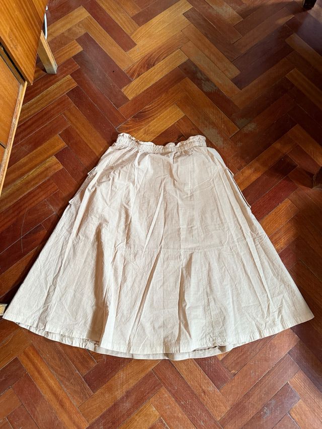 Falda midi beige con bolsillos