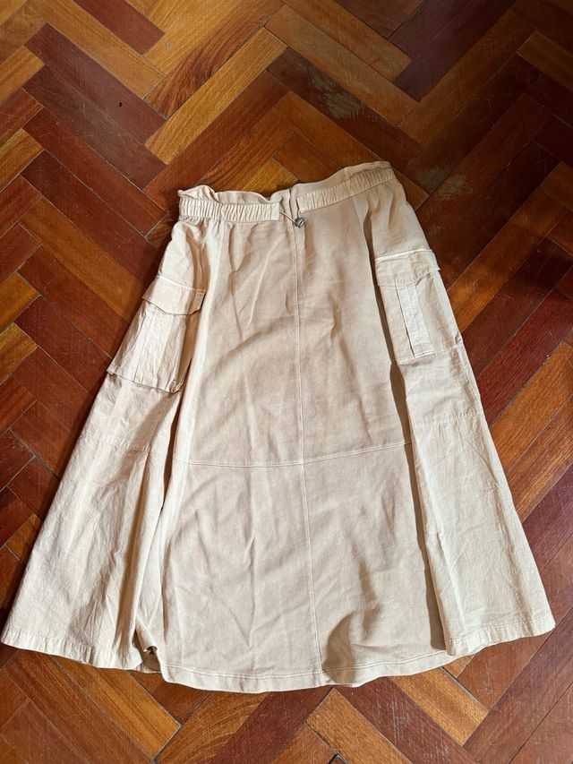 Falda midi beige con bolsillos
