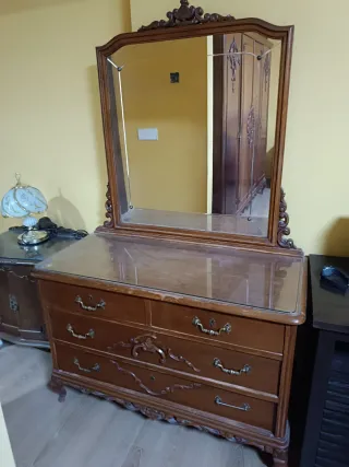 Cómoda vintage de madera con espejo