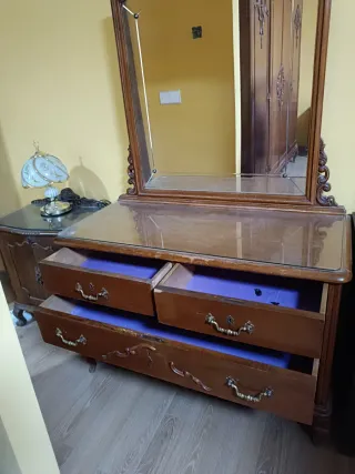 Cómoda vintage de madera con espejo