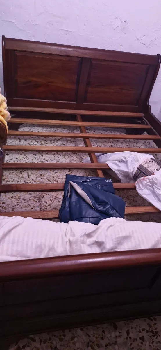 Cama de madera y mesitas de noche