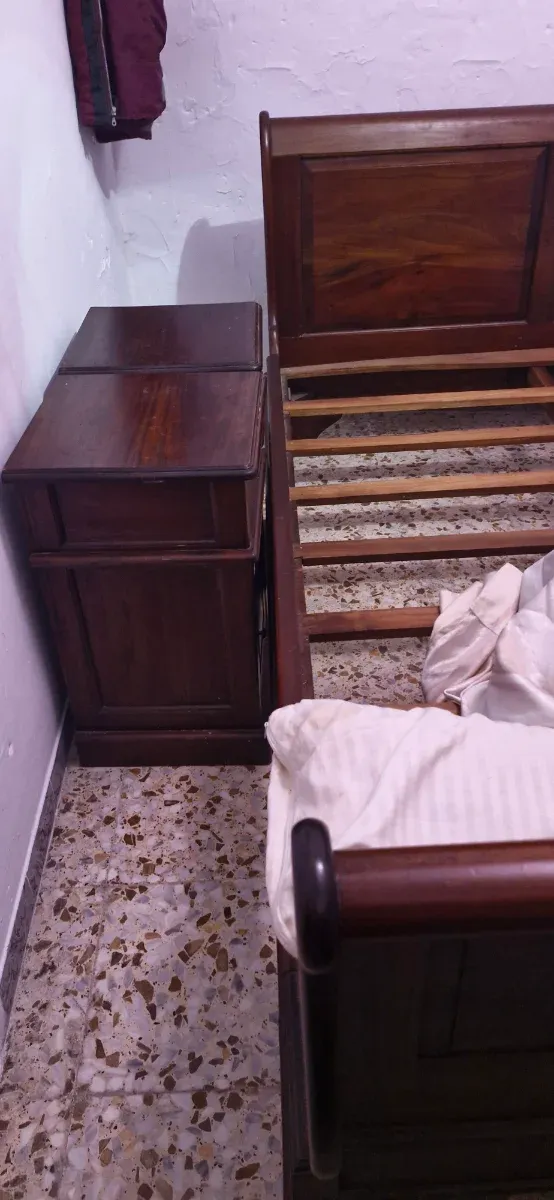 Cama de madera y mesitas de noche