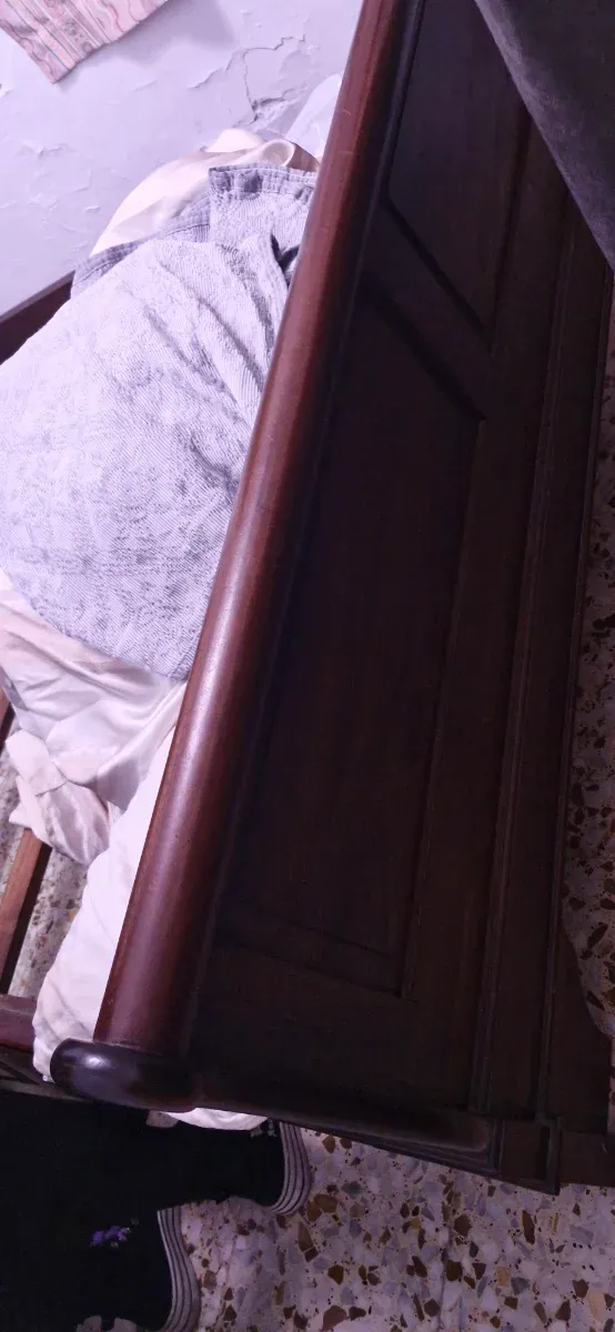 Cama de madera y mesitas de noche