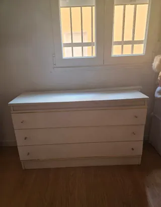 Cómoda blanca de madera