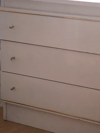 Cómoda blanca de madera