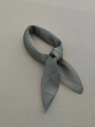 Pañuelo de cuello gris