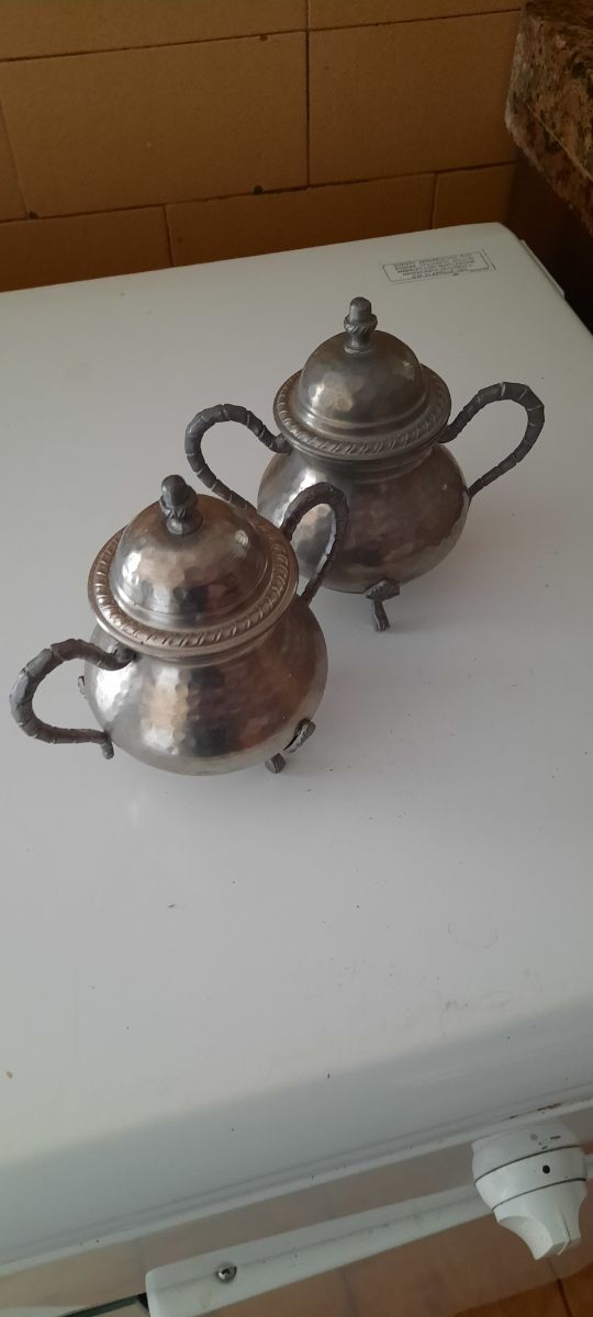 Coppia Oggetti Decorativi in Peltro