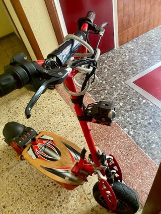 Patinete eléctrico rojo