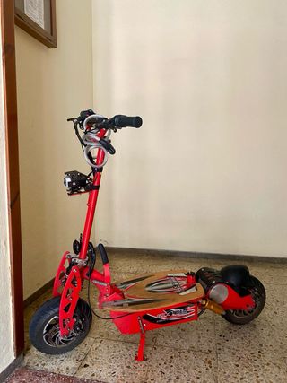Patinete eléctrico rojo