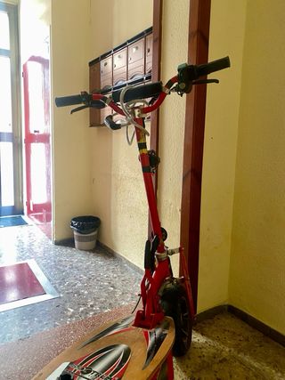 Patinete eléctrico rojo