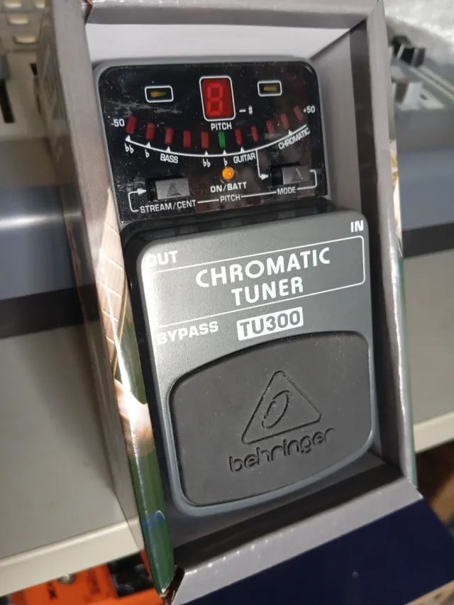 Pedal Afinador Behringer TU300 Cromático Guitarra
