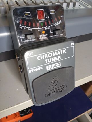 Pedal Afinador Behringer TU300 Cromático Guitarra 